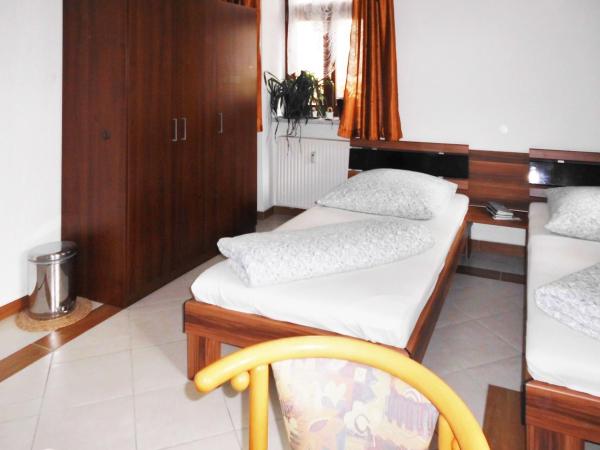 Pension Pieschen Dresden : photo 4 de la chambre chambre lits jumeaux avec salle de bains