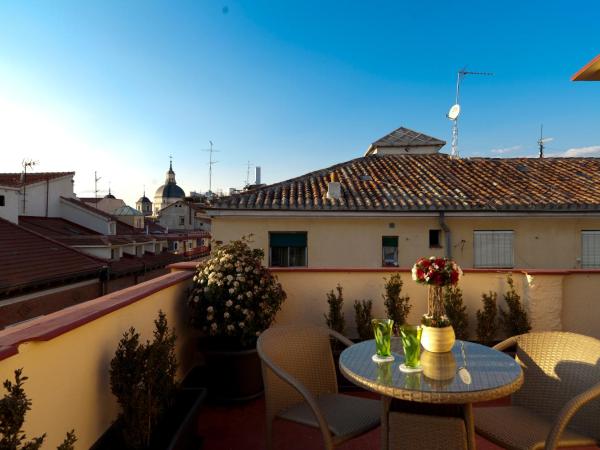 THC Tirso Molina Hostel : photo 8 de la chambre suite avec terrasse