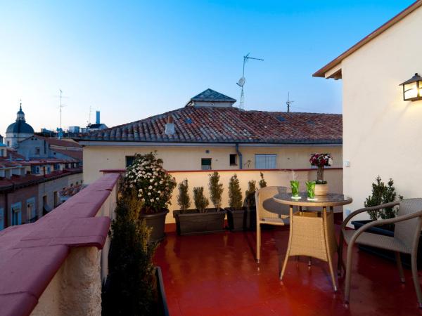 THC Tirso Molina Hostel : photo 9 de la chambre suite avec terrasse