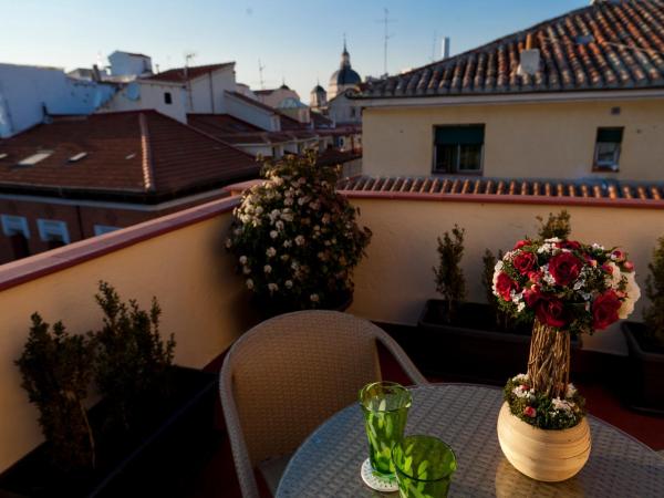 THC Tirso Molina Hostel : photo 10 de la chambre suite avec terrasse