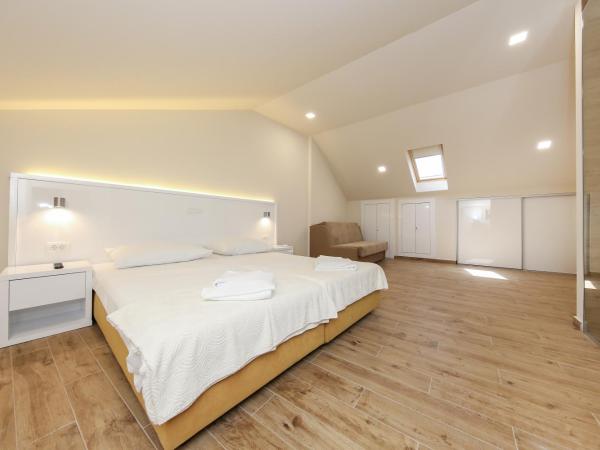 Idassa Atrium rooms : photo 10 de la chambre chambre double avec 2 lits d'appoint