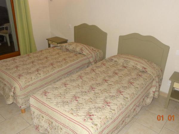 Auberge de la Fadaise : photo 3 de la chambre chambre lits jumeaux - vue sur piscine
