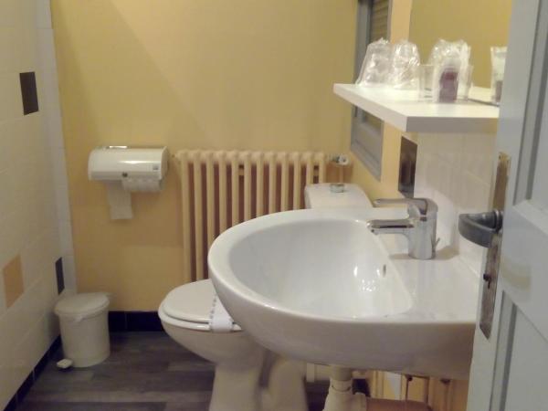 Hotel De La Bastide : photo 3 de la chambre chambre triple