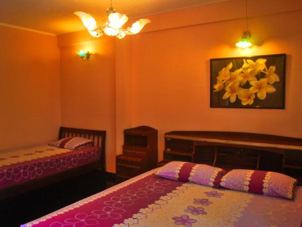 Pailin Guest House : photo 3 de la chambre chambre triple avec balcon et salle de bains commune