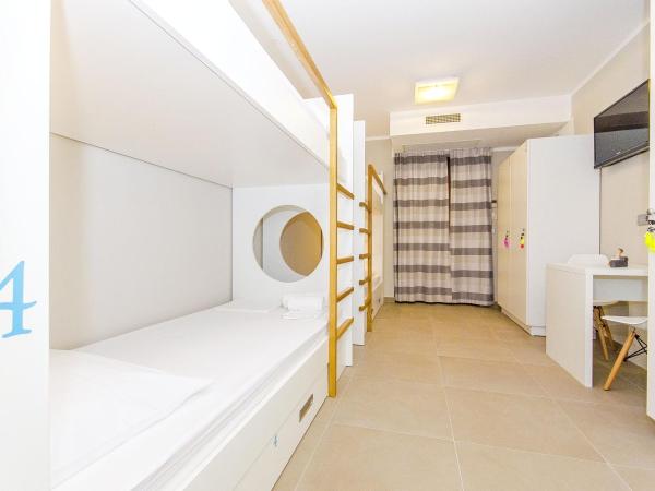 Hostel Dvor : photo 10 de la chambre lit dans dortoir de 4 lits avec salle de bains privative