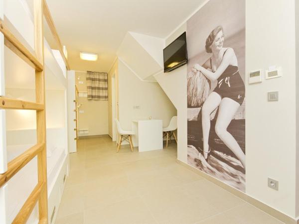 Hostel Dvor : photo 1 de la chambre lit dans dortoir de 4 lits avec salle de bains commune