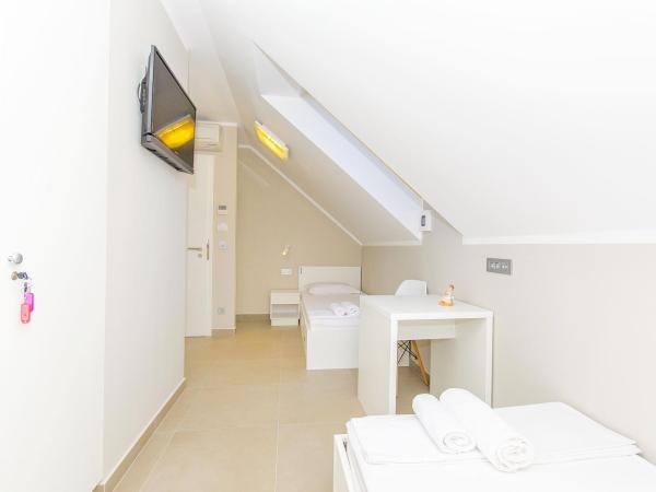 Hostel Dvor : photo 9 de la chambre lit simple dans dortoir de 4 lits avec salle de bains commune