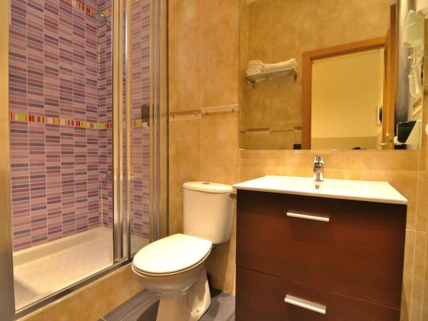 Far Home Atocha : photo 9 de la chambre chambre double avec salle de bains