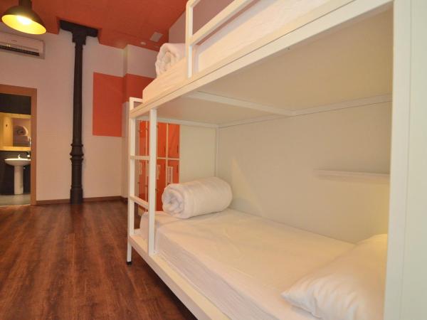 Far Home Atocha : photo 3 de la chambre lit dans dortoir mixte de 8 lits avec salle de bains 