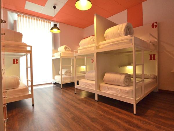 Far Home Atocha : photo 4 de la chambre lit dans dortoir mixte de 8 lits avec salle de bains