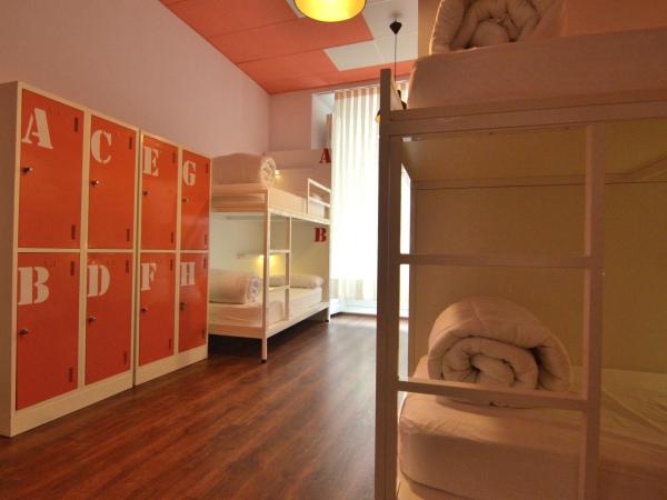 Far Home Atocha : photo 5 de la chambre lit dans dortoir mixte de 8 lits avec salle de bains 