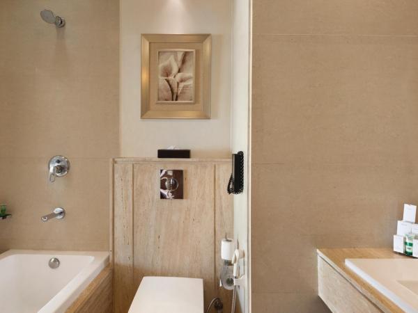 Ramada Gurgaon Central : photo 5 de la chambre premium queen room - non-smoking with happy hours (1+1 ;only applicable for imfl not all the brand at the bar),15% discount on f&b,inr 500 spa credit, early check-in for 03 hours