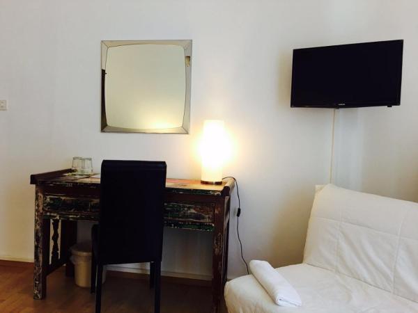 Bottega del Vino Guesthouse : photo 1 de la chambre chambre lits jumeaux avec salle de bains commune