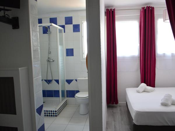 Le Castelet : photo 2 de la chambre chambre triple standard