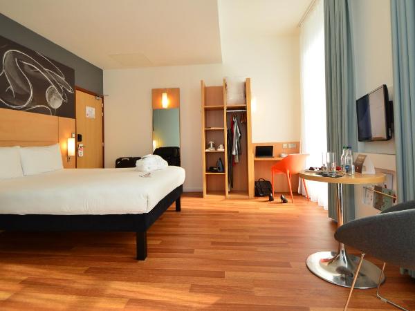 ibis Edinburgh Centre South Bridge - Royal Mile : photo 5 de la chambre chambre double premium avec coin salon confortable