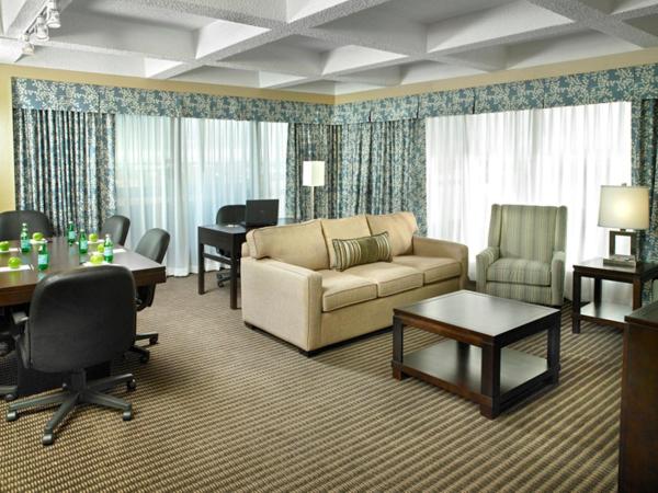 Wyndham Edmonton Hotel and Conference Centre : photo 2 de la chambre suite lit queen-size – non-fumeurs
