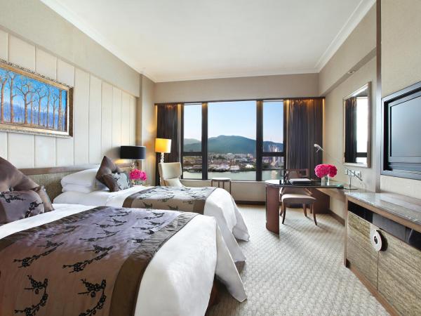 Sofitel Macau At Ponte 16 : photo 2 de la chambre chambre lits jumeaux de luxe avec vue sur la rivière