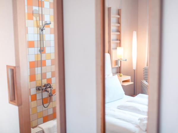 Hotel Bleibtreu Berlin by Golden Tulip : photo 9 de la chambre chambre supérieure lit queen-size