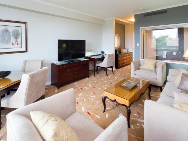 Royal On The Park : photo 5 de la chambre deluxe spa suite- bottle of sparkling wine and complimentary self parking