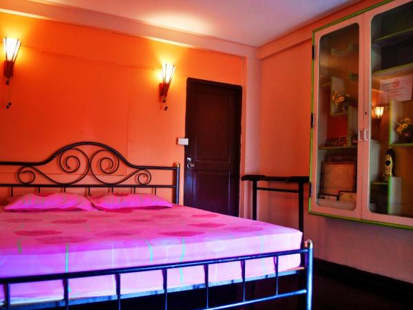 Pailin Guest House : photo 2 de la chambre chambre double avec salle de bains privative