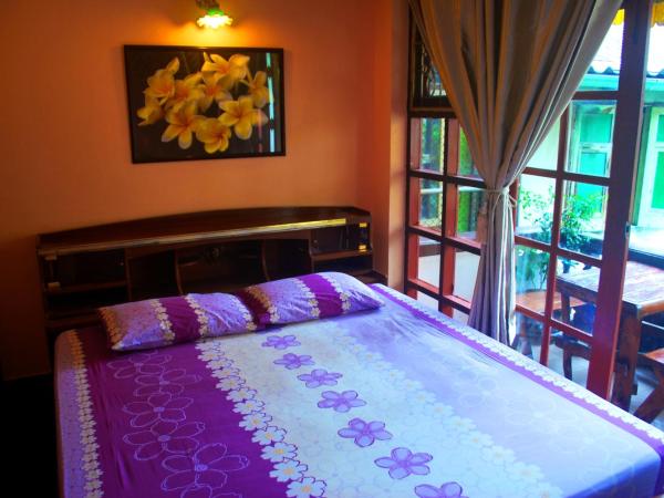 Pailin Guest House : photo 2 de la chambre chambre triple avec balcon et salle de bains commune