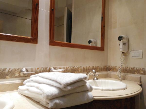 Hotel A&B Internacional : photo 8 de la chambre suite avec baignoire spa