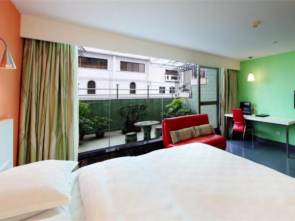 LN Whitehouse Hotel : photo 2 de la chambre chambre lit queen-size avec balcon