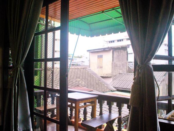 Pailin Guest House : photo 3 de la chambre chambre double avec balcon et salle de bains commune