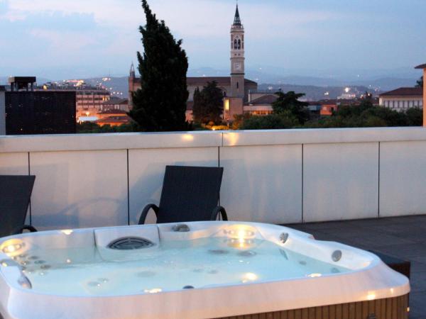 Corte Ongaro Hotel : photo 5 de la chambre chambre double supérieure avec baignoire spa dans jardin sur toit