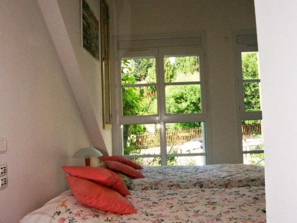 Loft de Cannes B&B : photo 1 de la chambre chambre double ou lits jumeaux avec salle de bains privative externe