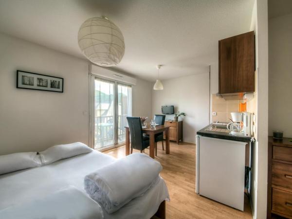 Zenitude Hôtel-Résidences l'Acacia Lourdes : photo 2 de la chambre studio (2 adultes) avec canapé-lit