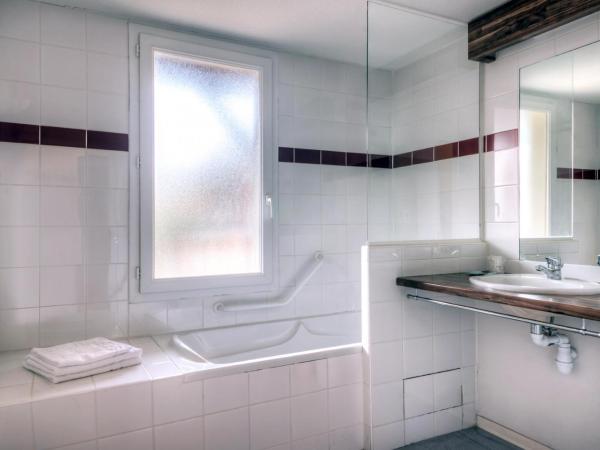 Zenitude Hôtel-Résidences l'Acacia Lourdes : photo 4 de la chambre studio (2 adultes) avec canapé-lit