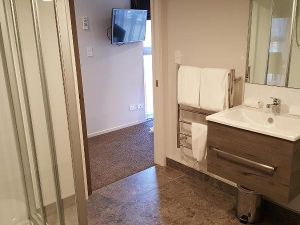 Ramada Suites by Wyndham Queenstown Remarkables Park : photo 2 de la chambre studio lit king-size avec kitchenette