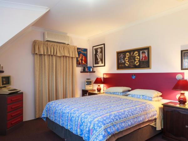 Aarn House B&B Airport Accommodation : photo 3 de la chambre chambre lit king-size avec salle de bains privative