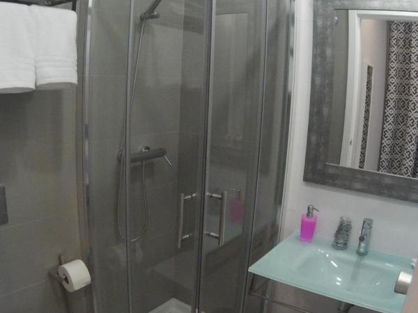 Pensao Estacao Central : photo 6 de la chambre chambre triple avec balcon