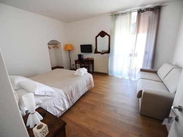 Vista Sui Sassi Guest House : photo 5 de la chambre suite junior avec balcon et vue