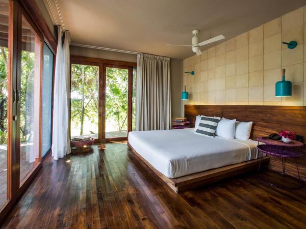 Mi Amor Boutique Hotel-Adults Only : photo 3 de la chambre hébergement avec bain à remous rafraîchissant – vue sur jungle