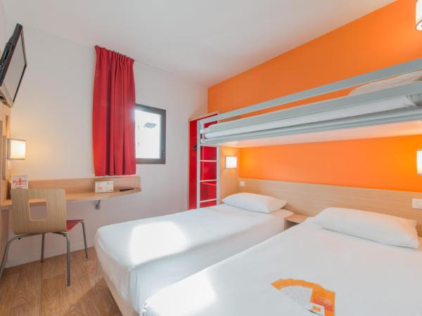 Première Classe La Rochelle Centre - Les Minimes : photo 1 de la chambre chambre triple - 3 lits simples