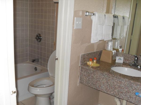 Days Inn by Wyndham San Antonio Splashtown/ATT Center : photo 3 de la chambre chambre lit king-size - non-fumeurs