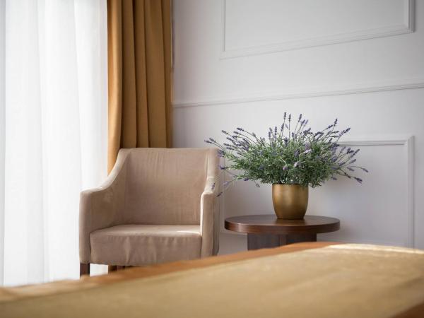 Hotel Perla : photo 8 de la chambre chambre double ou lits jumeaux confort avec balcon