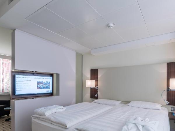 Park Inn by Radisson Berlin Alexanderplatz : photo 8 de la chambre suite couleur (suite sans fenêtre)