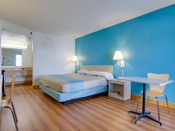 Motel 6-Atlanta, GA : photo 6 de la chambre chambre lit king-size - accessible aux personnes à mobilité réduite - non-fumeurs