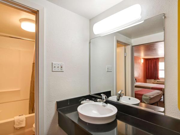 Motel 6-Dallas, TX - Forest Lane : photo 2 de la chambre chambre 2 lits queen-size - non-fumeurs