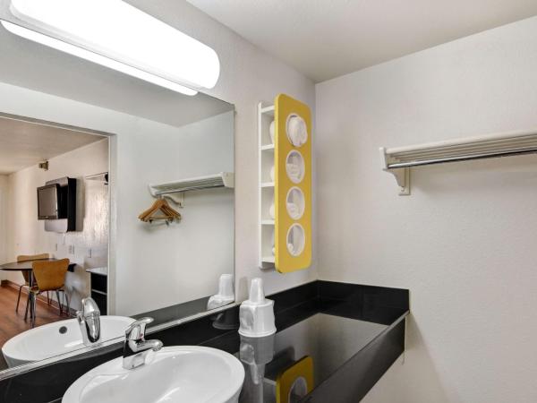 Motel 6-Dallas, TX - Forest Lane : photo 3 de la chambre chambre 2 lits queen-size - non-fumeurs