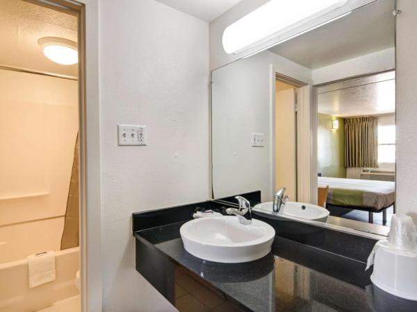 Motel 6-Dallas, TX - Forest Lane : photo 5 de la chambre chambre lit queen-size - non-fumeurs