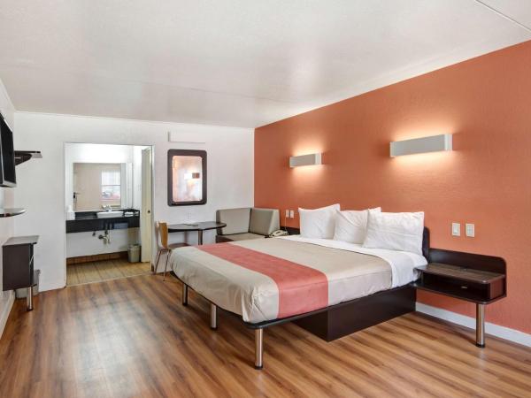 Motel 6-Dallas, TX - Forest Lane : photo 5 de la chambre chambre lit king-size - non-fumeurs