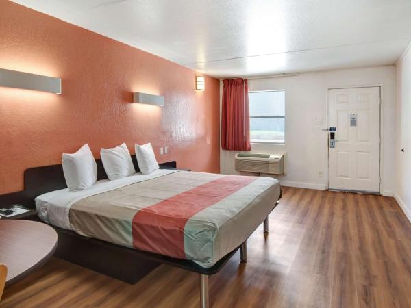 Motel 6-Dallas, TX - Forest Lane : photo 6 de la chambre chambre lit king-size - non-fumeurs
