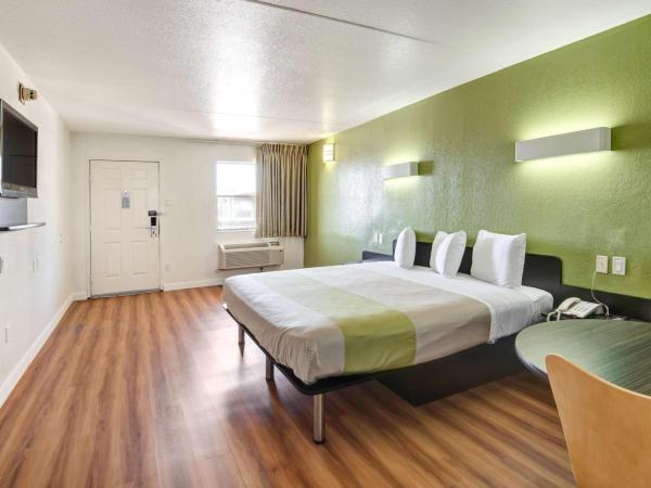 Motel 6-Dallas, TX - Forest Lane : photo 8 de la chambre chambre lit king-size - non-fumeurs