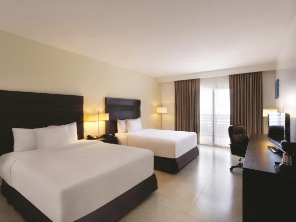 Wyndham Garden Cancun Downtown : photo 4 de la chambre chambre familiale deluxe – vue sur ville – non-fumeurs
