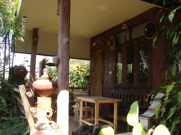 Baan Suan Jantra Home Stay : photo 2 de la chambre chambre lit queen-size - vue sur jardin